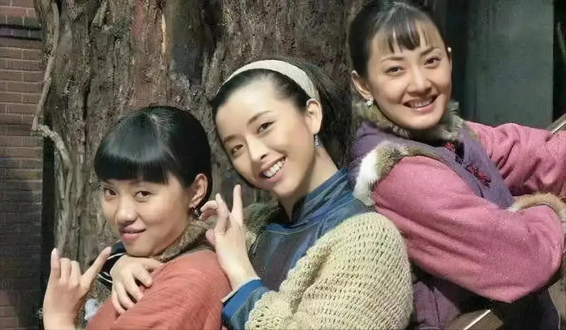 这张照片拍摄于2008年,由张新建总导演的电视剧《闯关东》中的剧照.