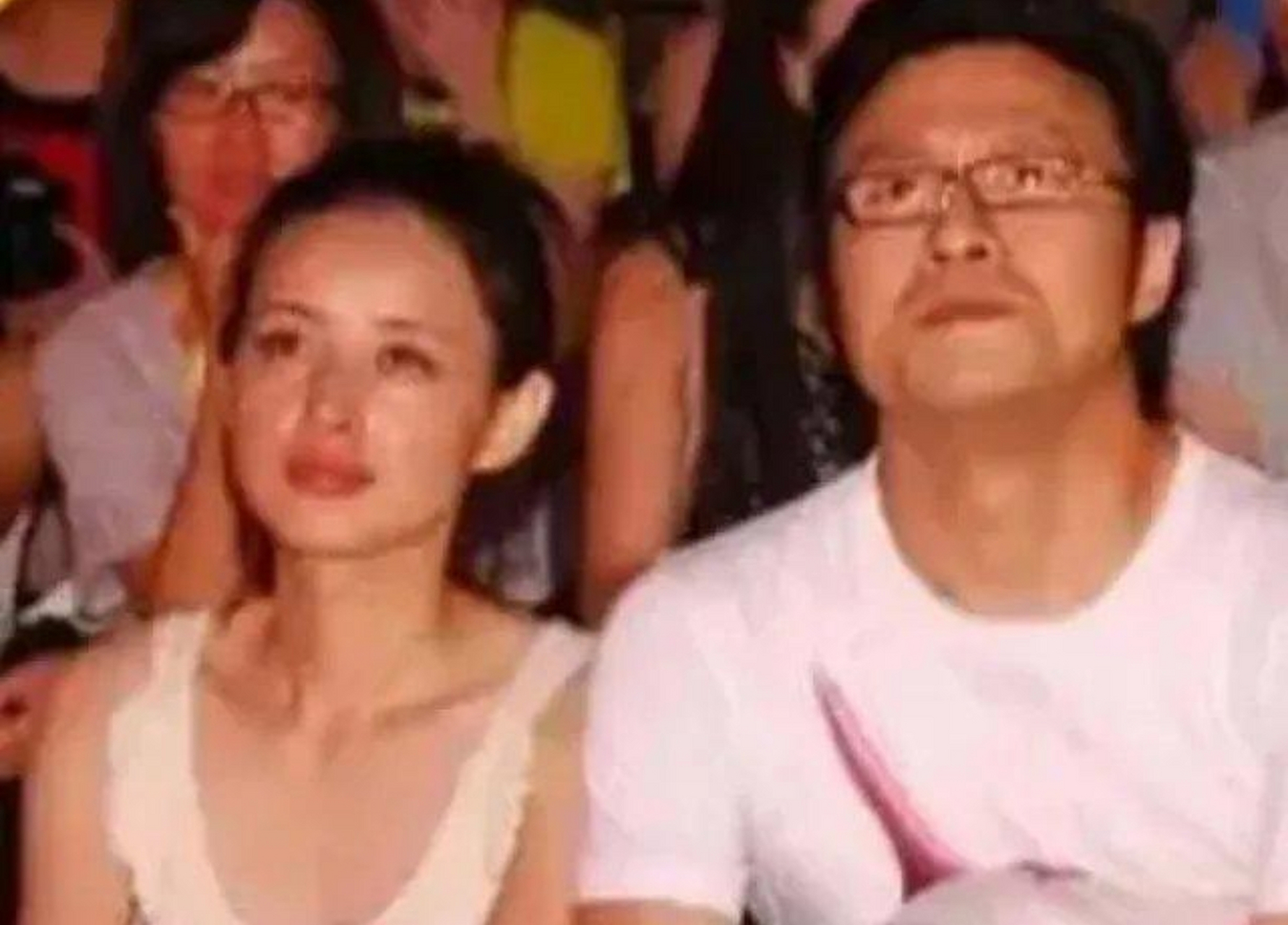 这张照片拍摄于2010年7月17日,江苏省苏州市,汪峰和第二任妻子康作如