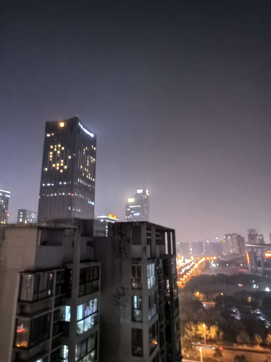 车水马龙南北往 灯光数盏通宵明