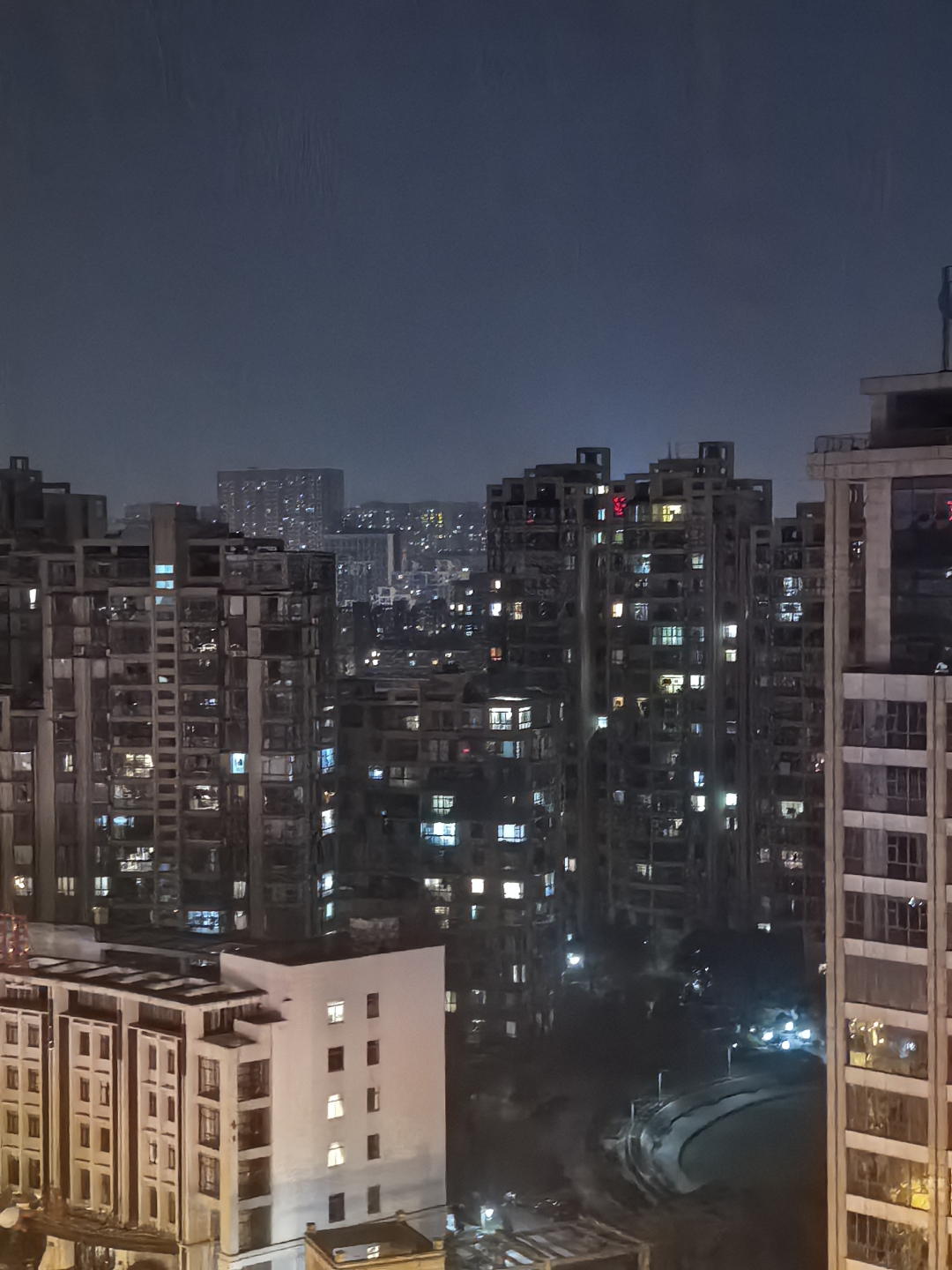 静坐高楼观夜景, 安谧人生自平安