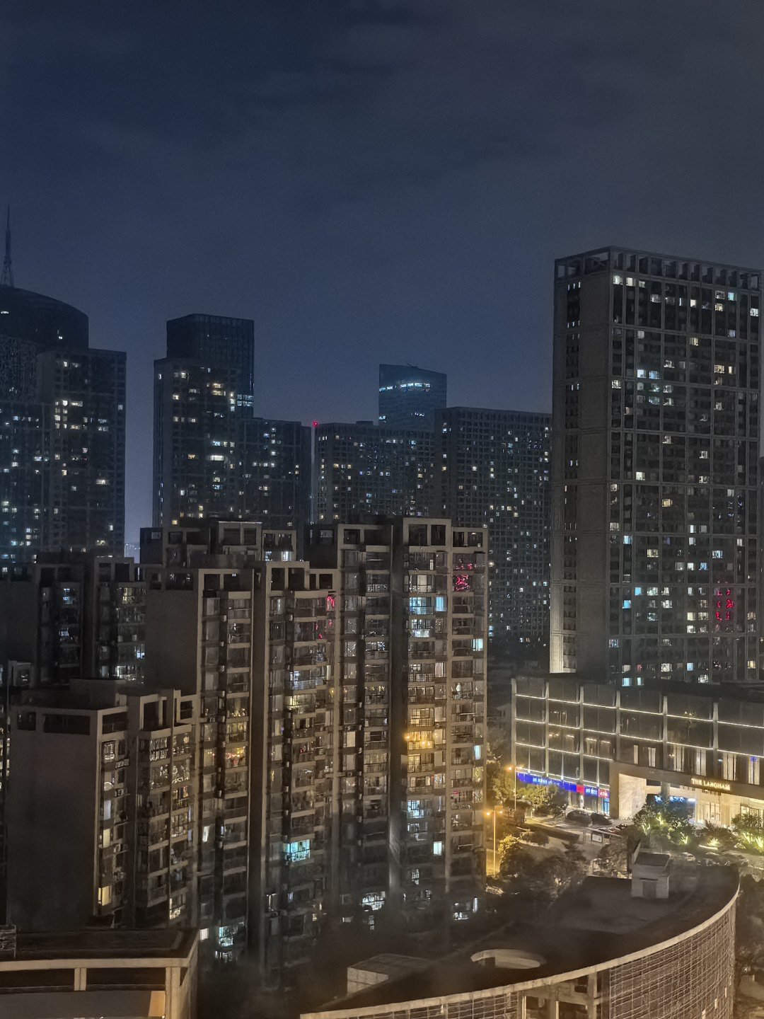 静坐高楼观夜景, 安谧人生自平安