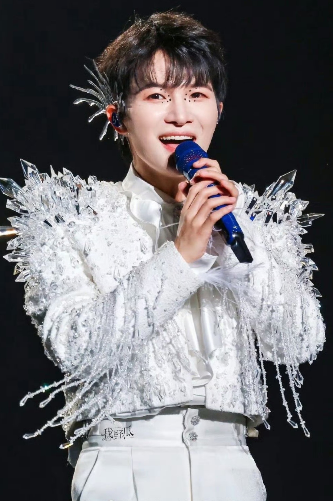 周深演唱会华丽造型大赏,果然歌手最卷的舞台就是演唱会!