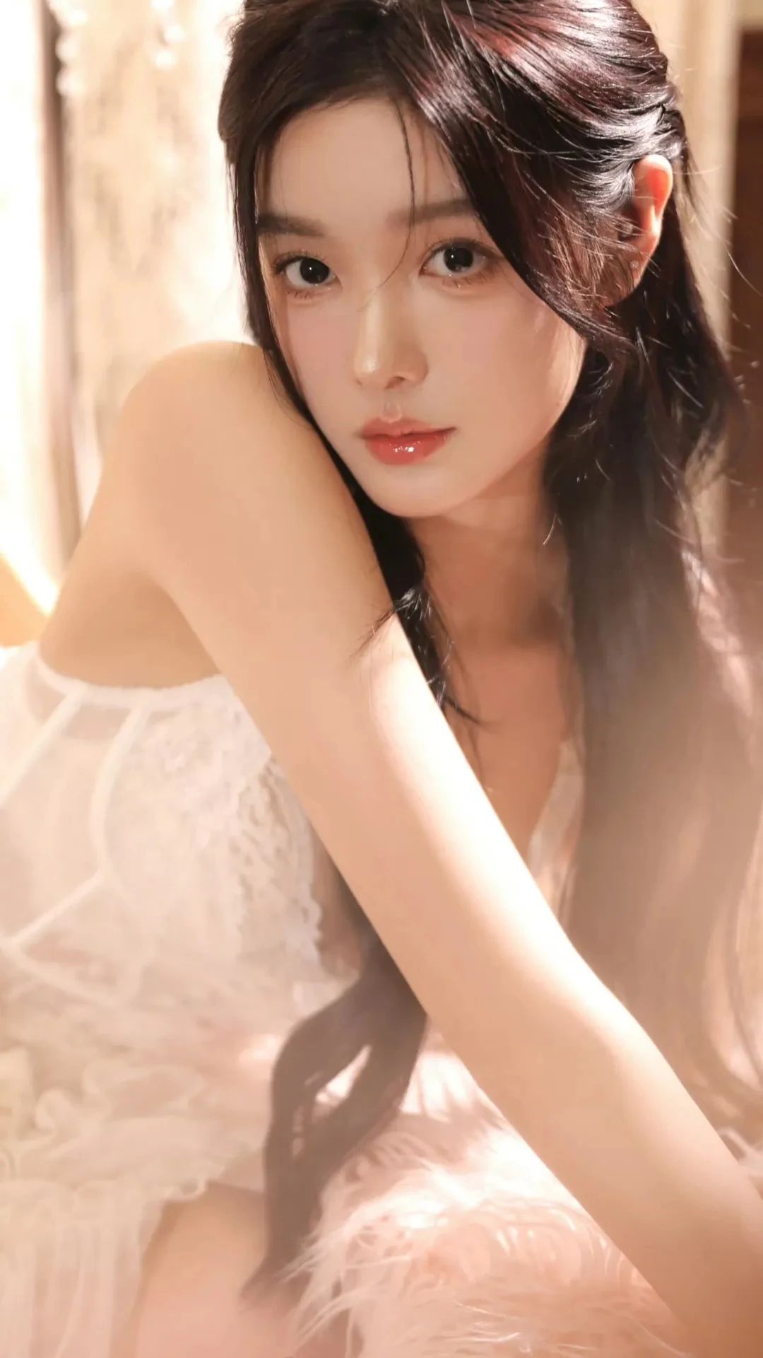 神秘女神降临,温柔又迷人!  这位女神长发飘飘,棕色眼眸深邃如海.