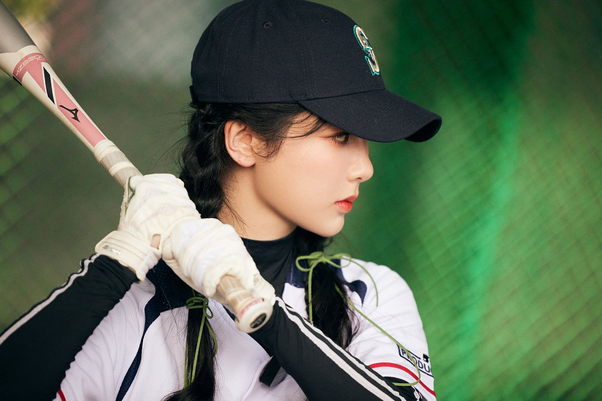 杨紫今天是运动女孩,棒球造型活力满满