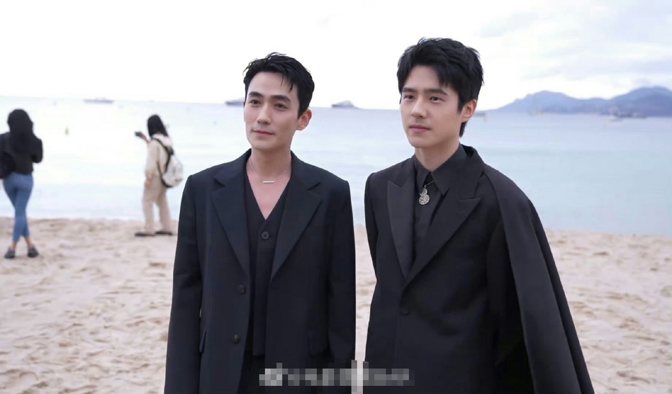 朱一龙刘昊然戛纳海边合影,好帅啊