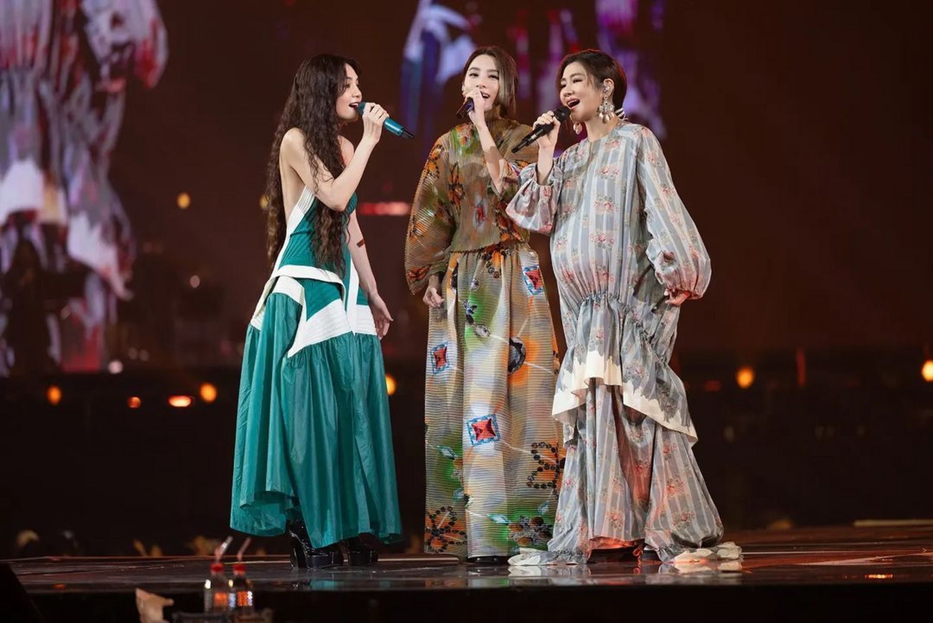 e 合体!selina,hebe,ella在田馥甄的演唱会上合体