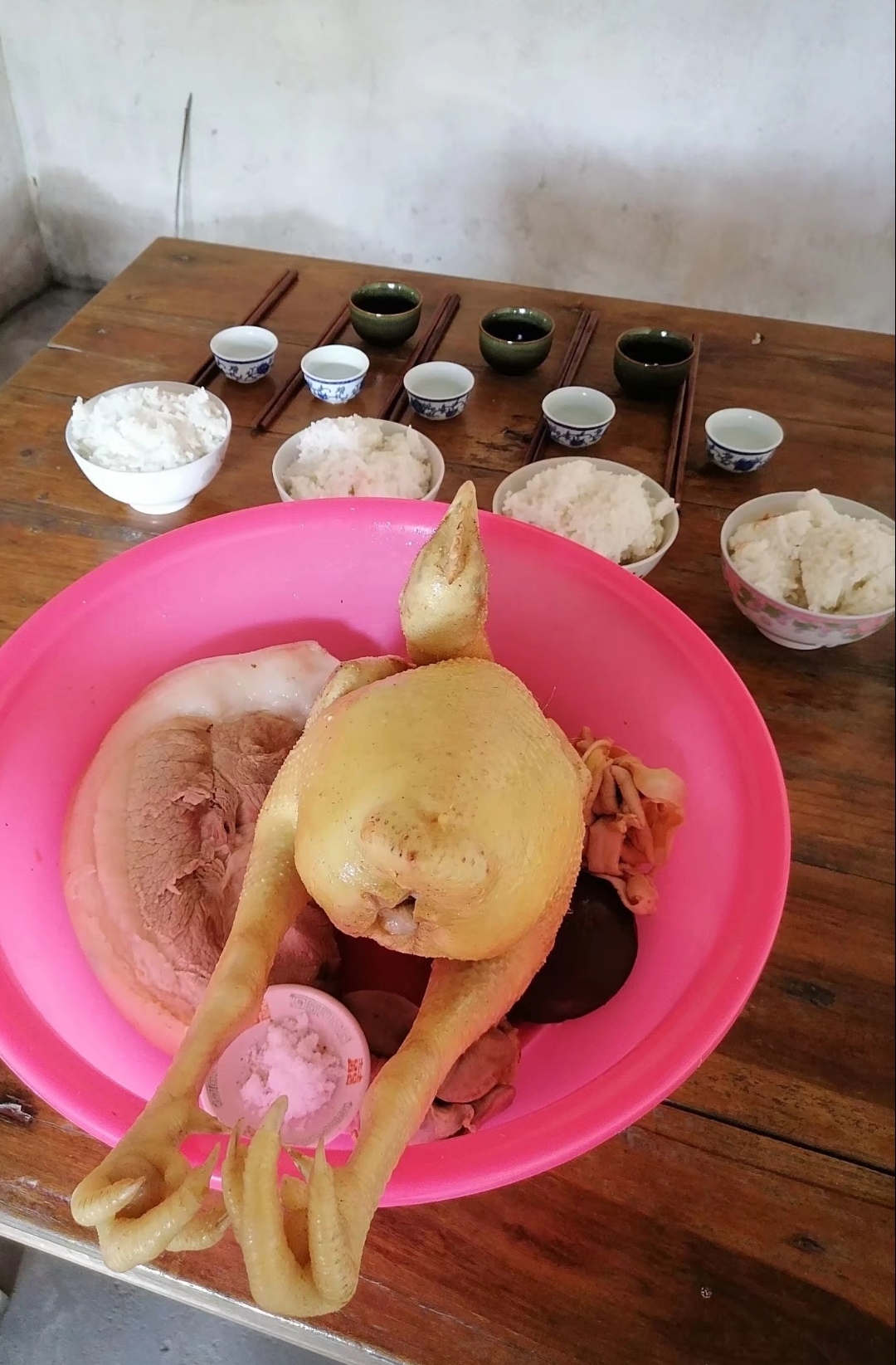 我们这地方的祭祀台,五杯酒,五碗饭,五双筷子,但非常奇怪只有三杯茶