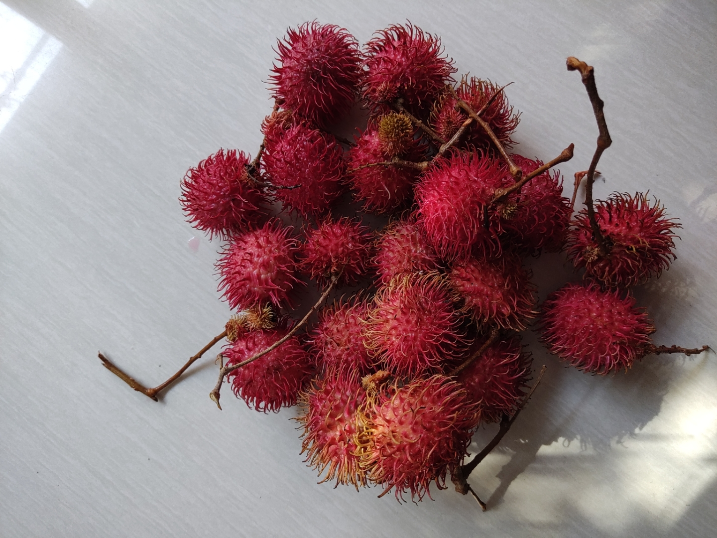 这个是红毛丹.我们这地方都称作毛荔枝