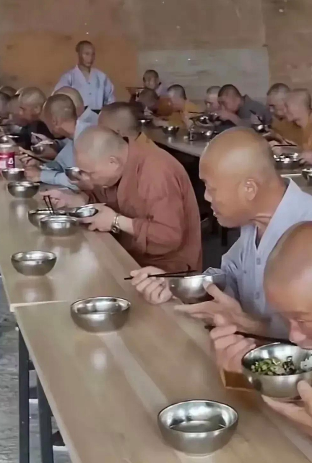 活了这么大才知道,寺庙里的师傅吃斋念佛并不是生活条件困苦所迫.