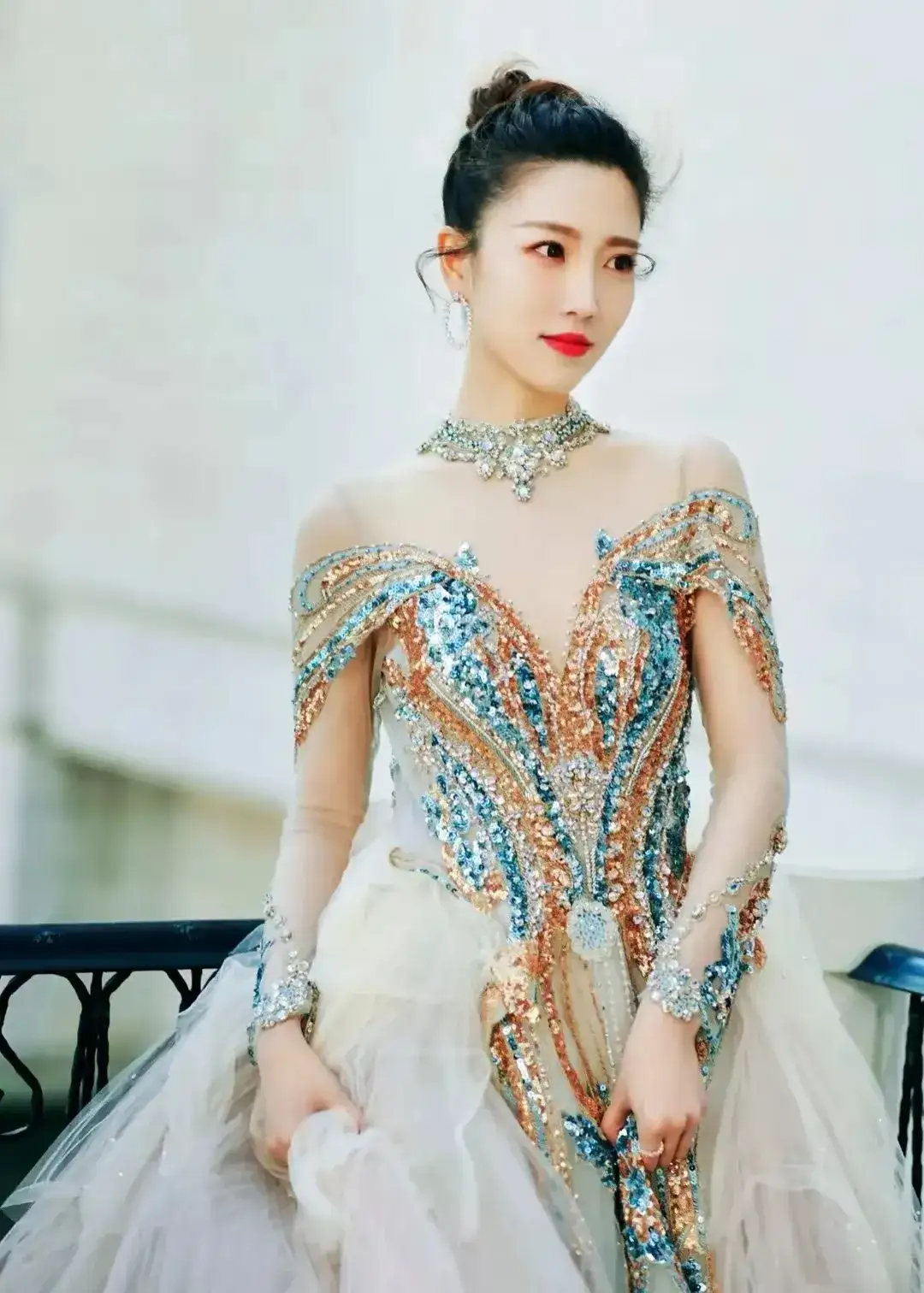 张纯烨写真集出圈 她的写真集《烨光初现》,展示自然一面,多变形象