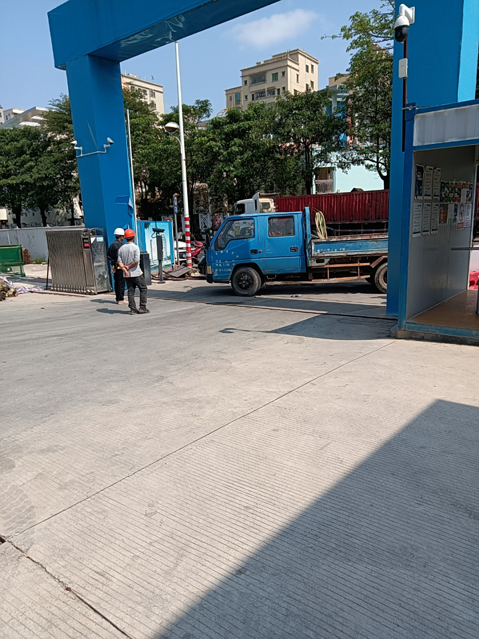 工地分包老板和班组有经济纠纷,结果班组就用车堵总包工地大门!