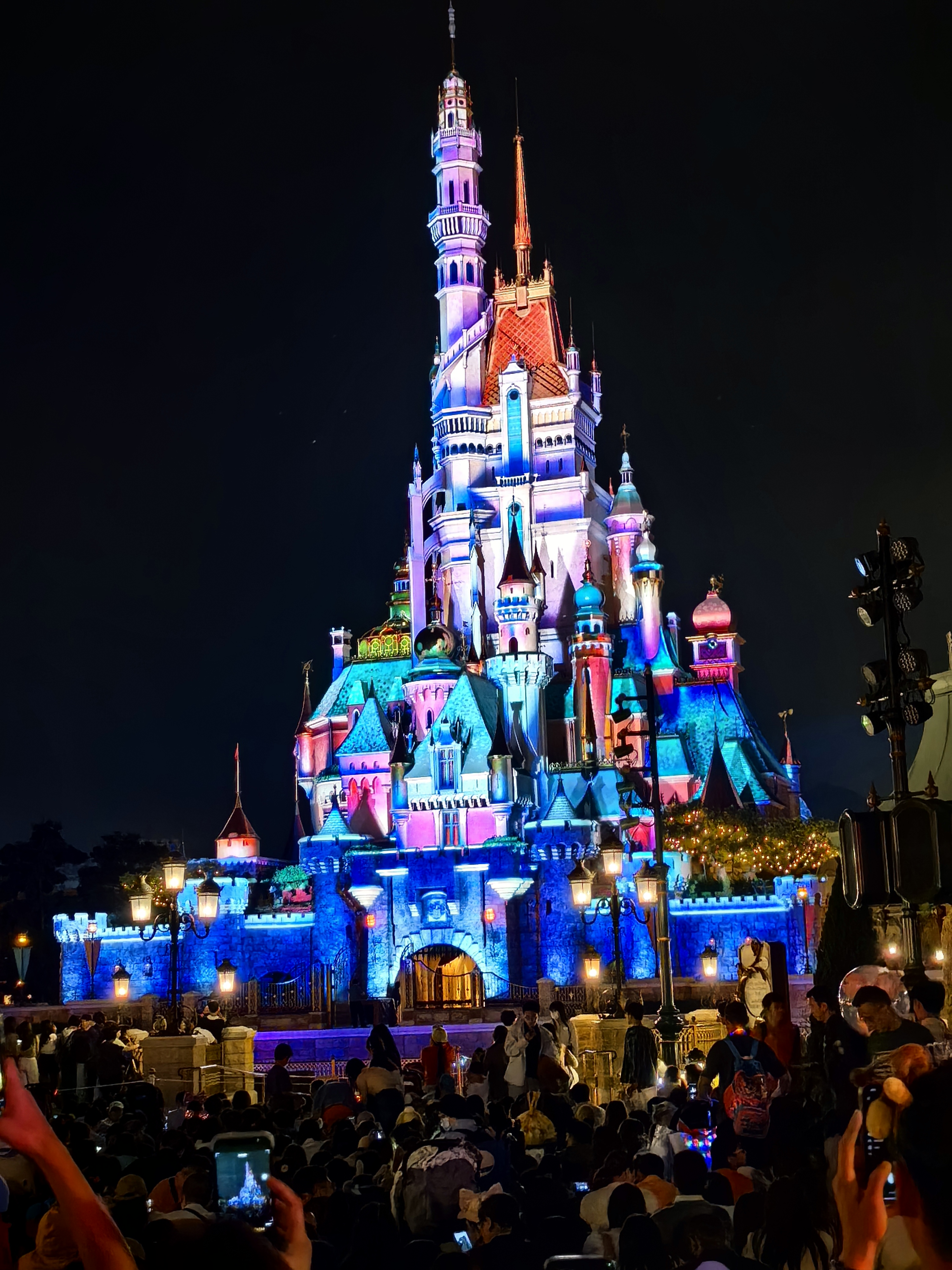 蓝,粉,白交织的灯光,像是夜空中的流星,洒落在这座古老的城堡上.