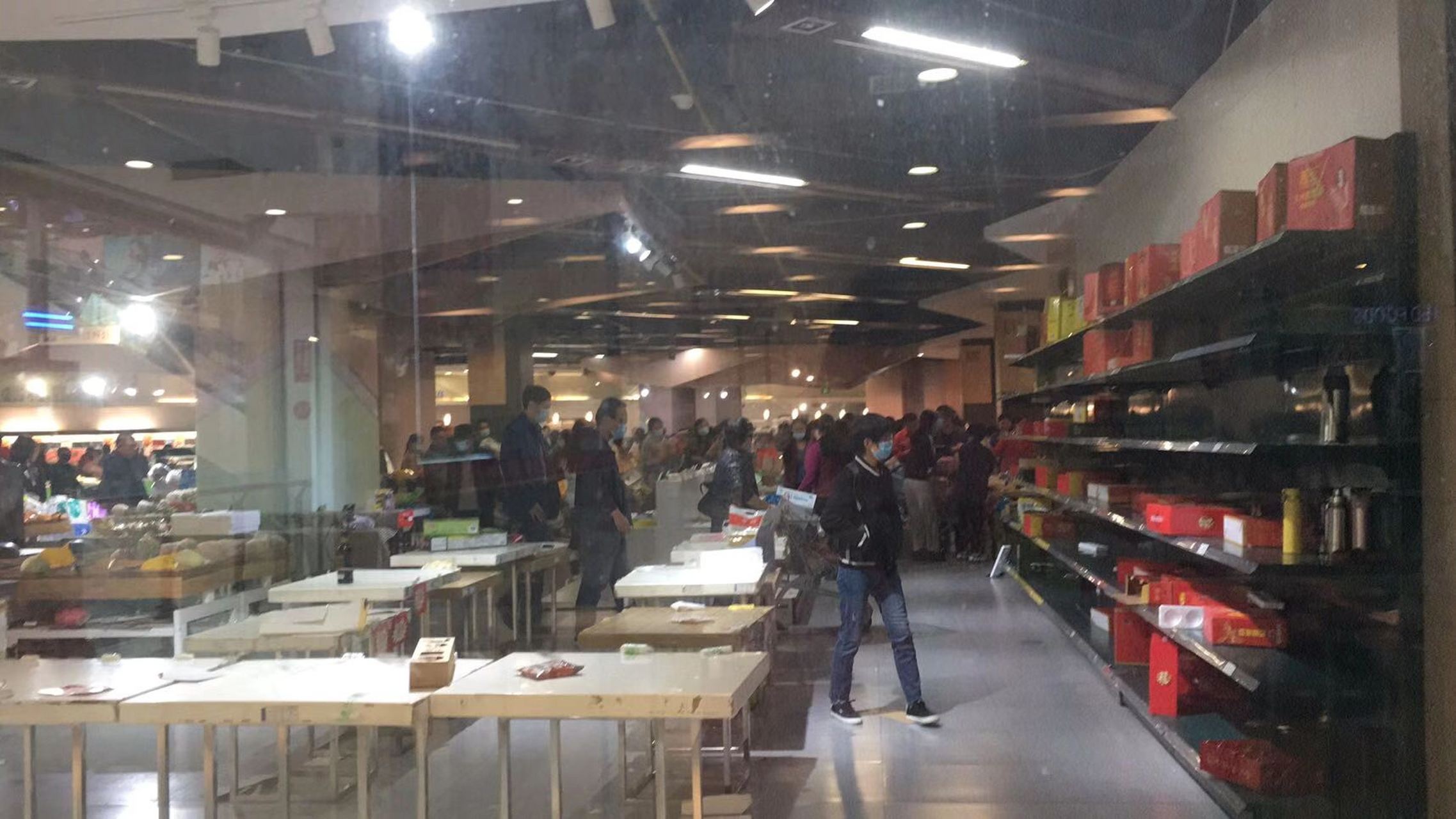 西四路的百货大楼曾经是东营商界的风向标,里面的物品样式丰富,物美