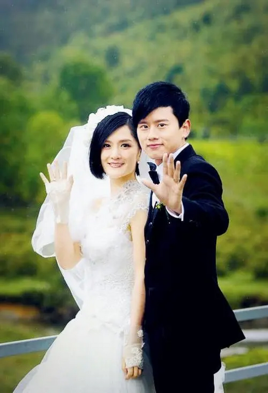 何炅为他们主持婚礼,他们真的很甜蜜幸福,谢娜为张杰生了三个小公主