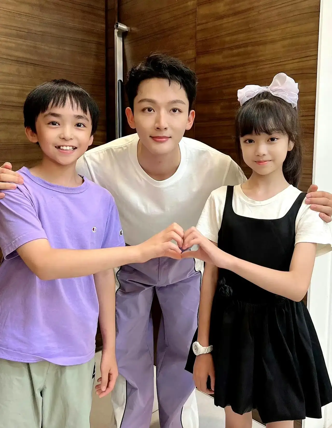 杨紫张晚意和《长相思》小玱玹小小夭合照,感觉杨紫张晚意脸真的和小