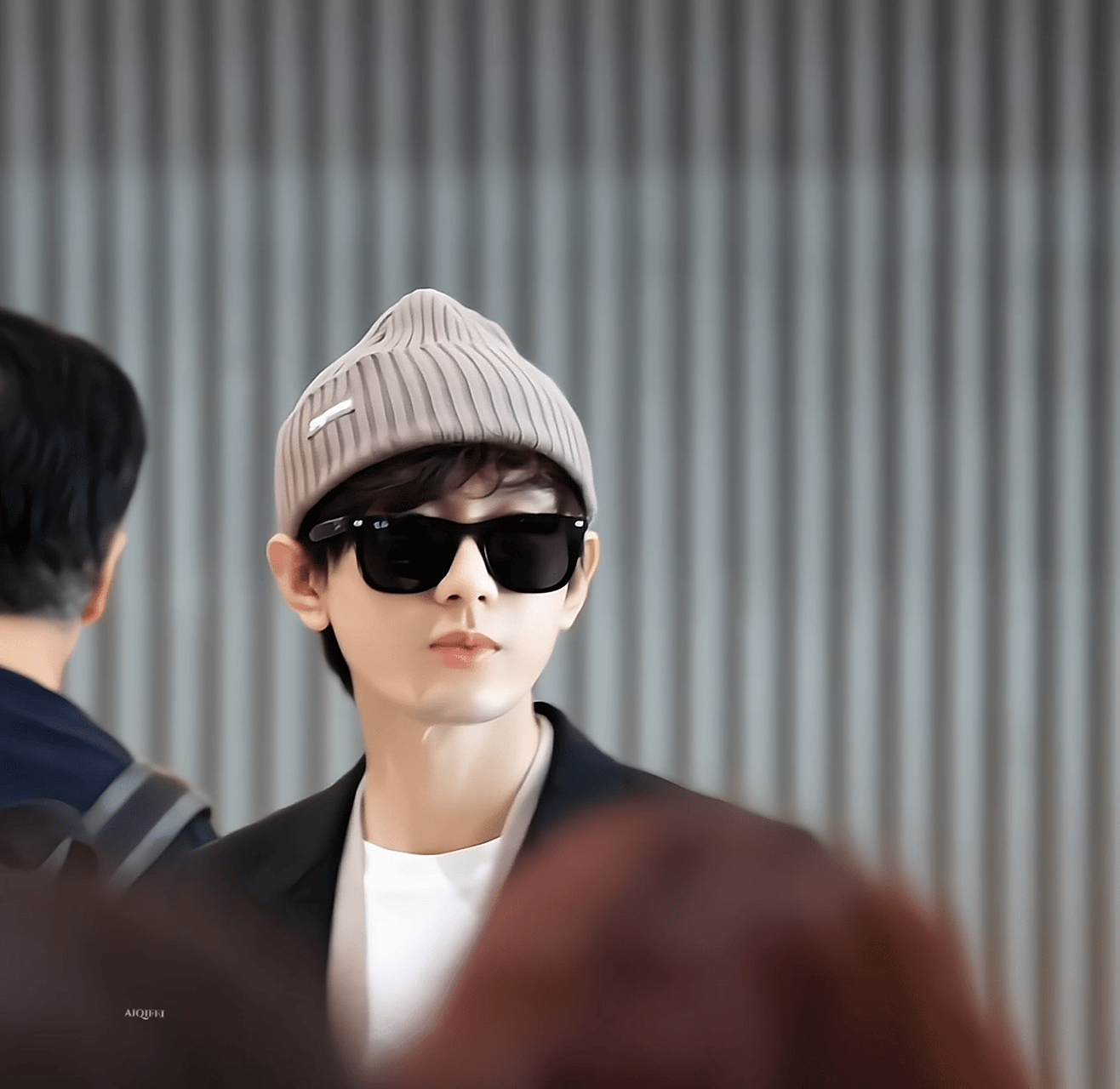 成毅巴黎回国机场照来啦! 一身黑西装加上墨镜. 这么可爱的帽子.