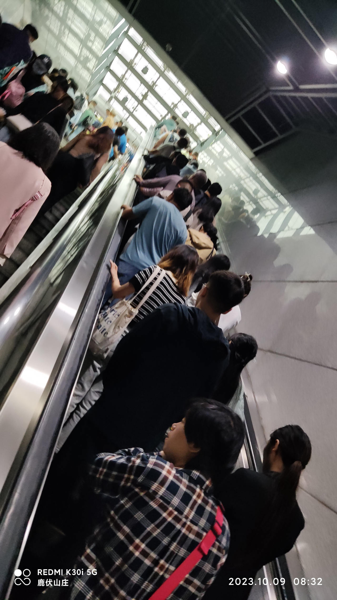 台风雨天.兴东地铁站a出口记录.