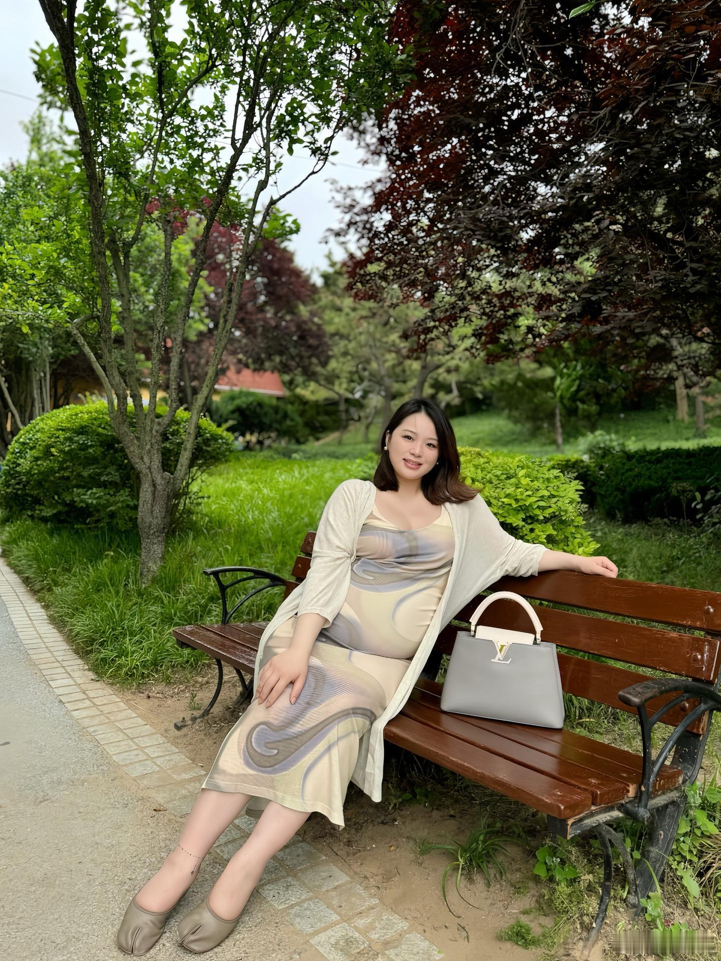 也许快临产了,他去海边,公园,街道多多的走动.