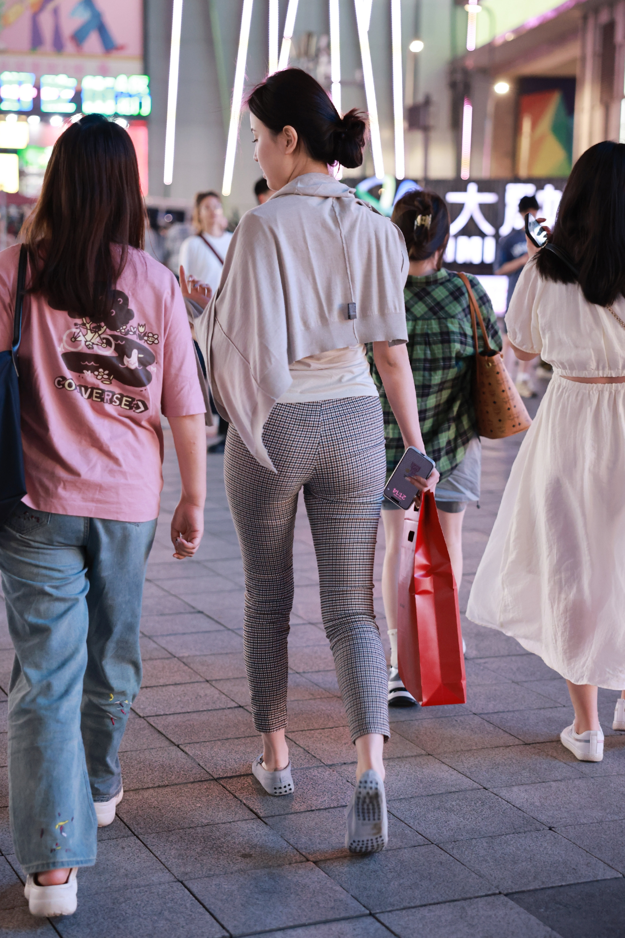 让人难以 街拍格子裤格子裤紧身一生有你街拍演义格子紧身裤街拍翘臀