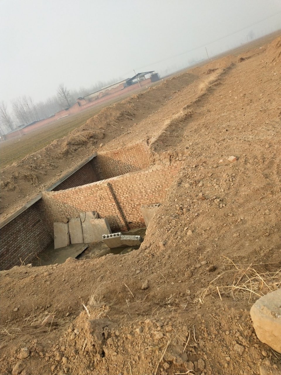 藁城区兴安镇角中村村北的农田被破坏