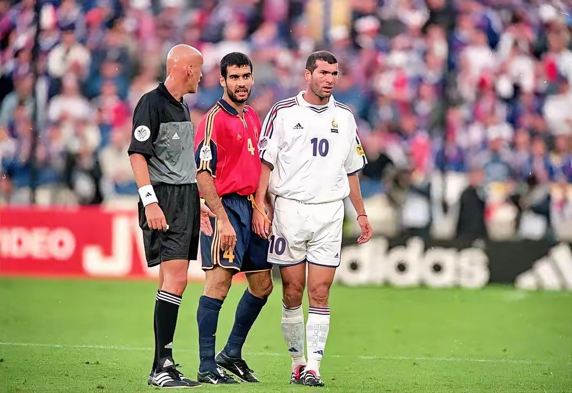 足坛的名场面:鹰眼裁判科里纳,西班牙球星瓜迪奥拉,法国球星齐达内.