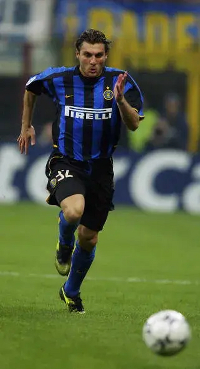 维埃里是一名意大利的顶级中锋,他不仅技术全面,而且他的左右脚都非常