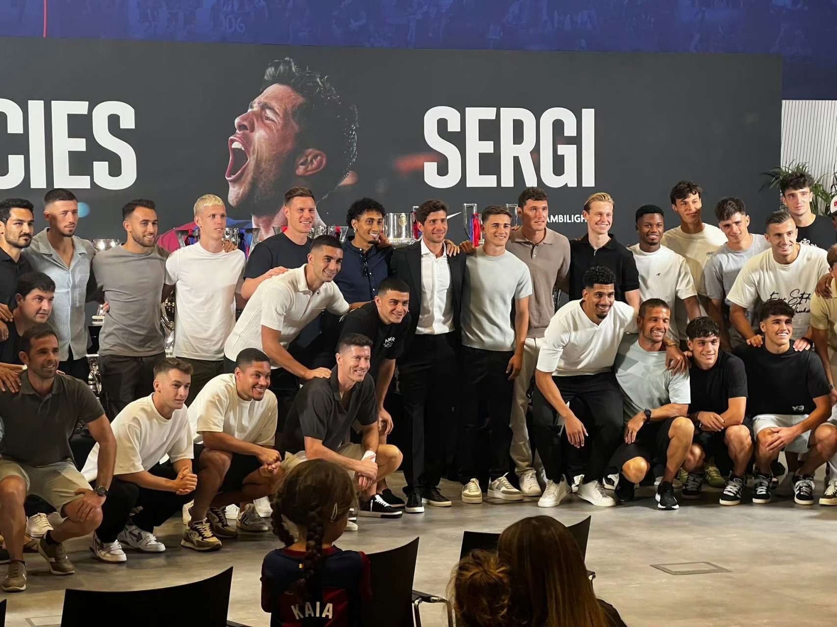 罗贝托的告别仪式真是群星璀璨,巴萨和一众球星真是给足了罗贝托面子.