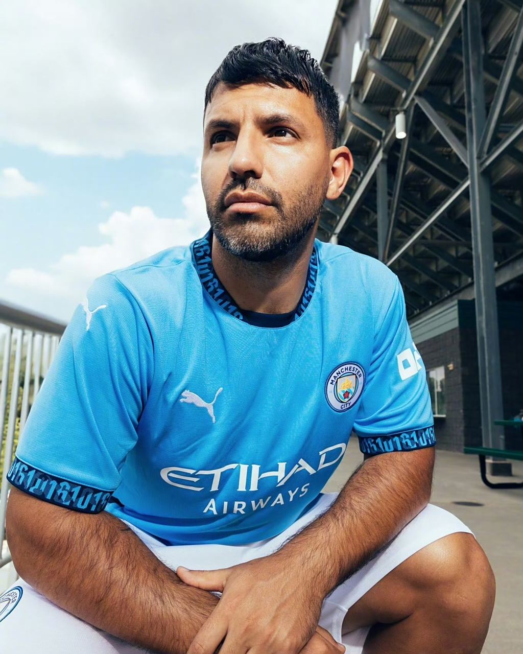 曼城名宿阿圭罗身穿曼城2024-2025赛季的主场球衣拍照,阿圭罗是在2021