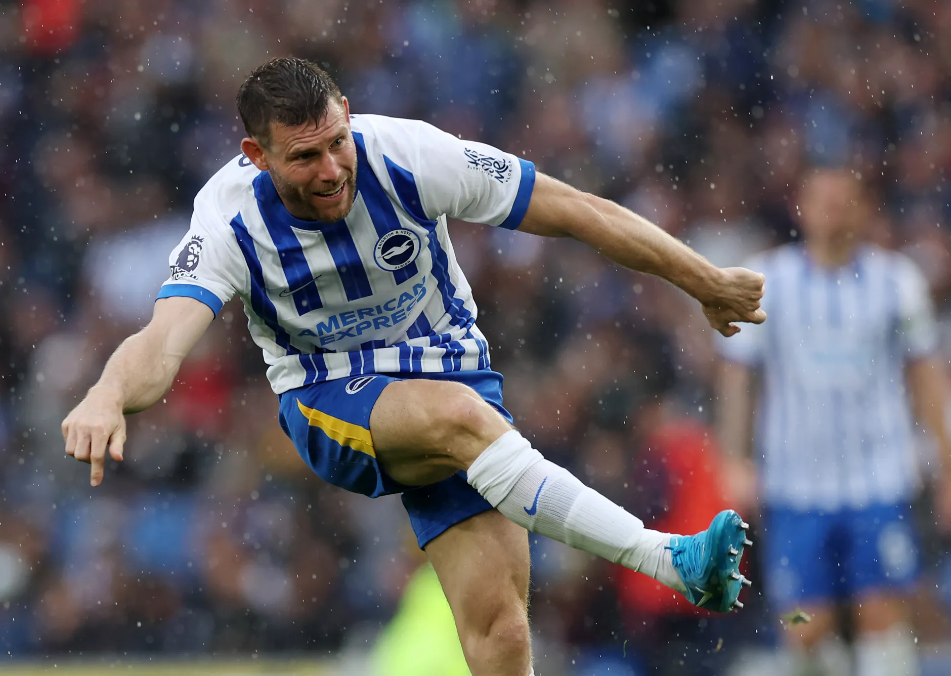 之后他效力于纽卡,阿斯顿维拉,曼城,利物浦,如今39岁的米尔纳效力于