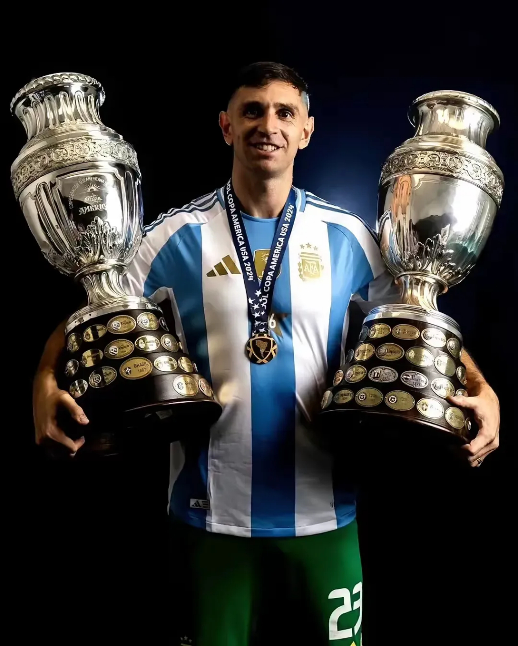 阿根廷门将马丁内斯真的是人生赢家,因为在这3年的时间里,他两度夺得