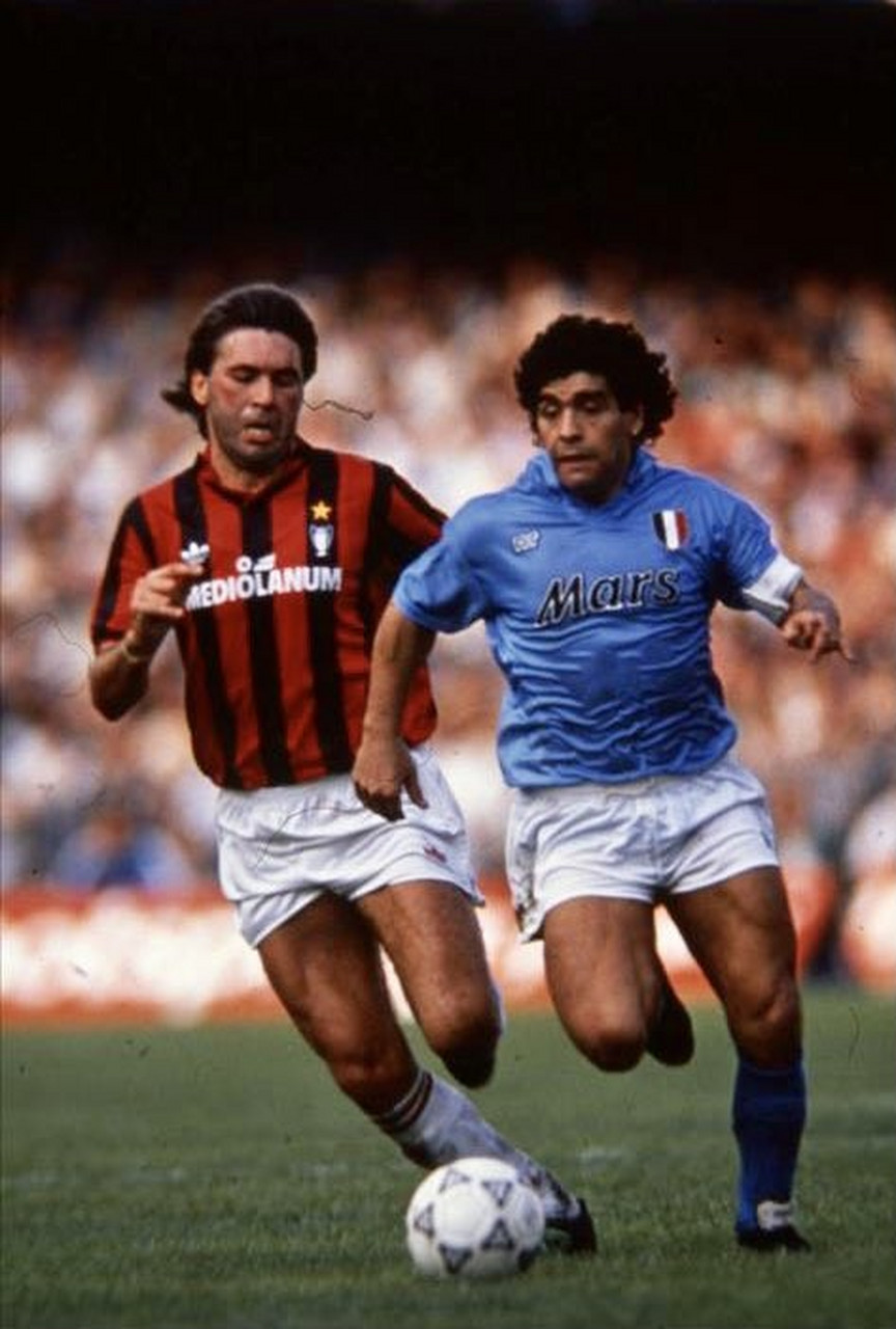 马拉多纳年轻的时候在球场上和安切洛蒂较量,当时安切洛蒂效力于ac