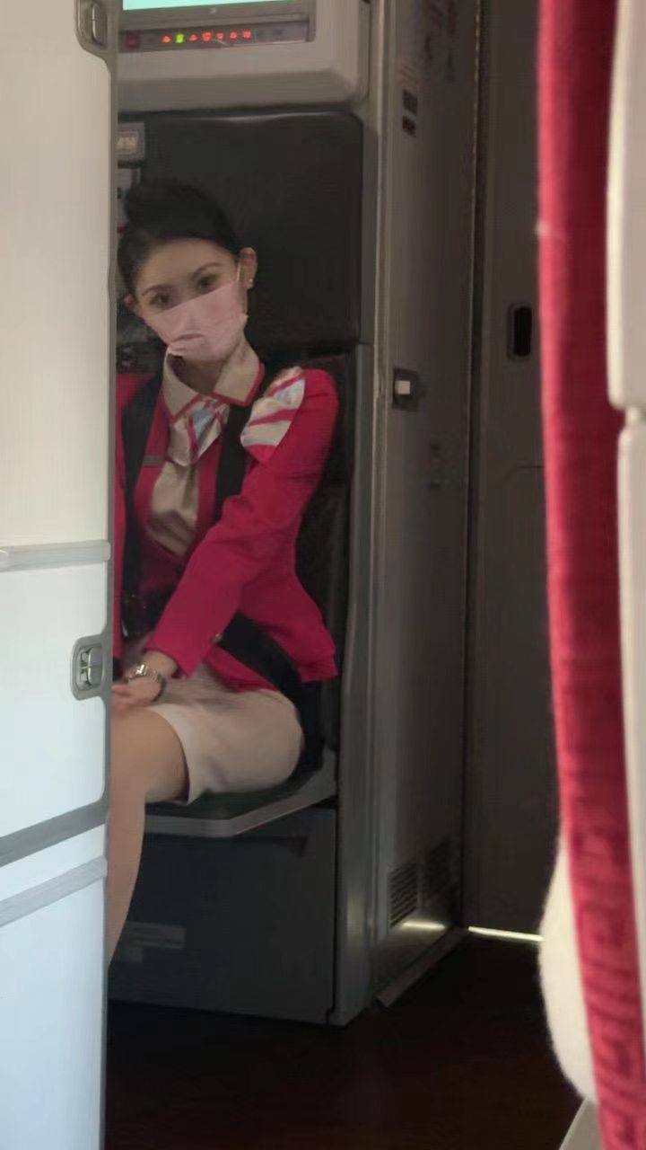 空姐小姐姐的优雅坐姿92  空姐坐在飞机座位上的这一幕,仿佛带我