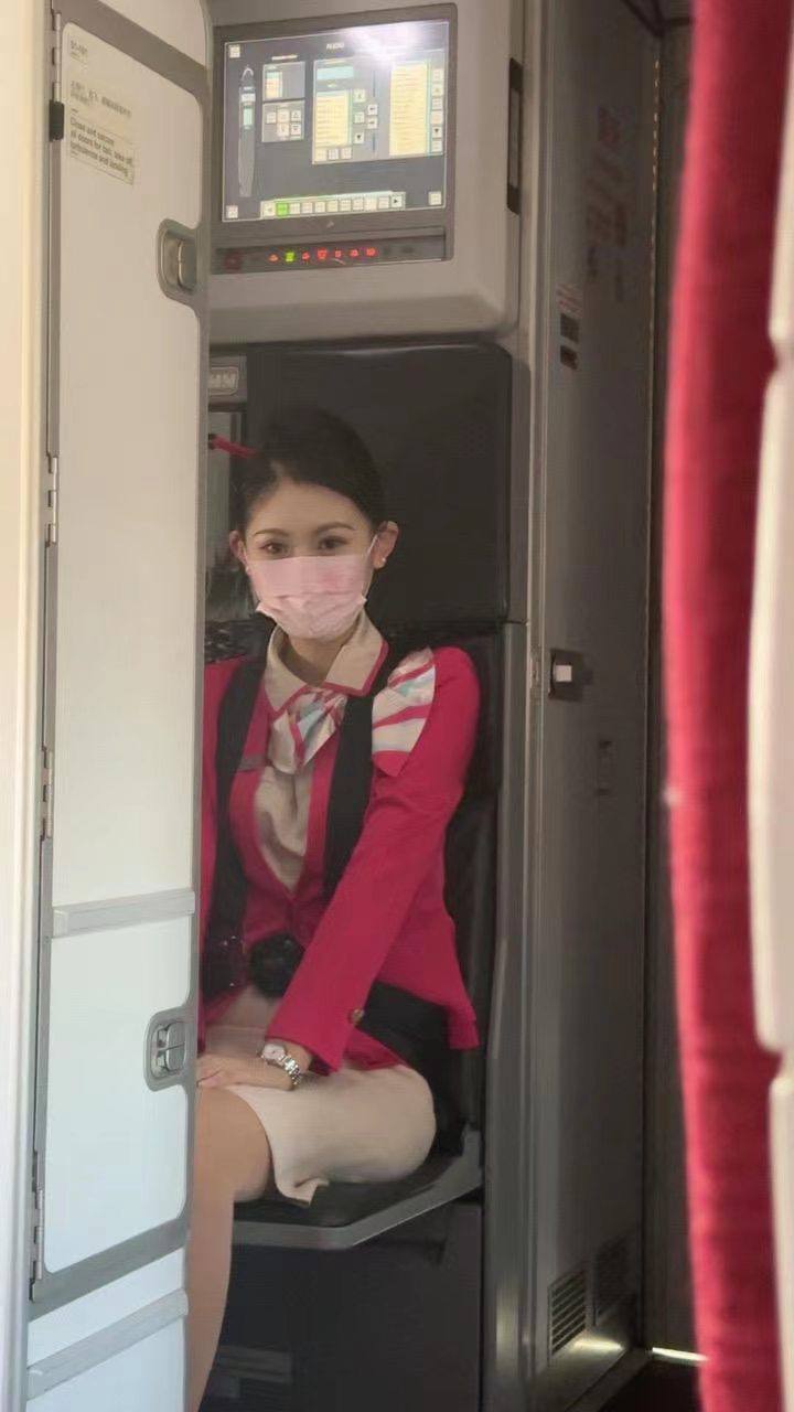 空姐小姐姐的优雅坐姿92  空姐坐在飞机座位上的这一幕,仿佛带我