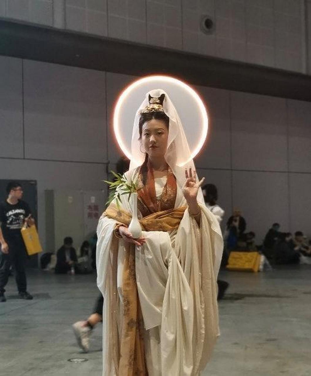 其实她头上的光圈是假的,不要被骗了