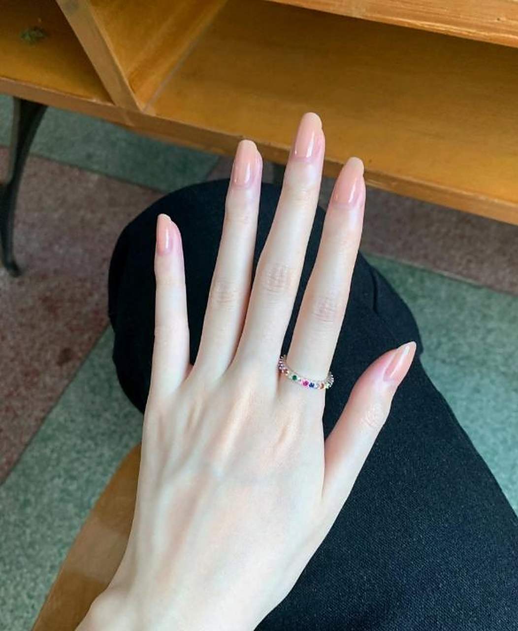 这么纤细,又白皙的手指头,不去弹棉花可惜了!