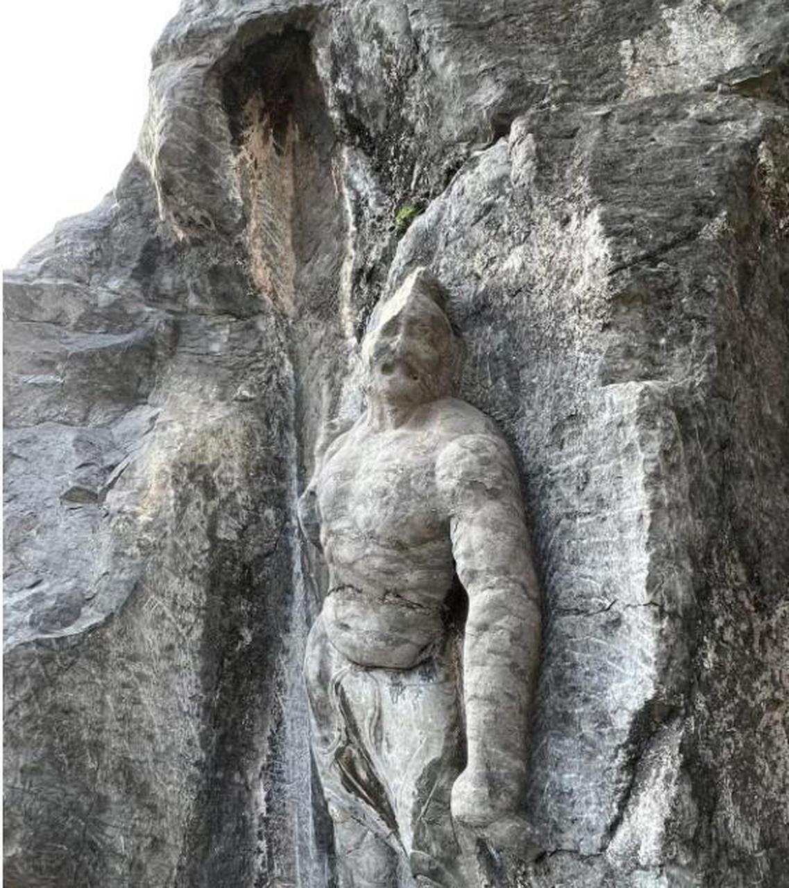 露露耶遗迹的巨人石像图片