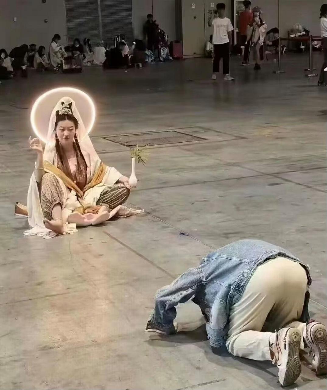 其实她头上的光圈是假的,不要被骗了