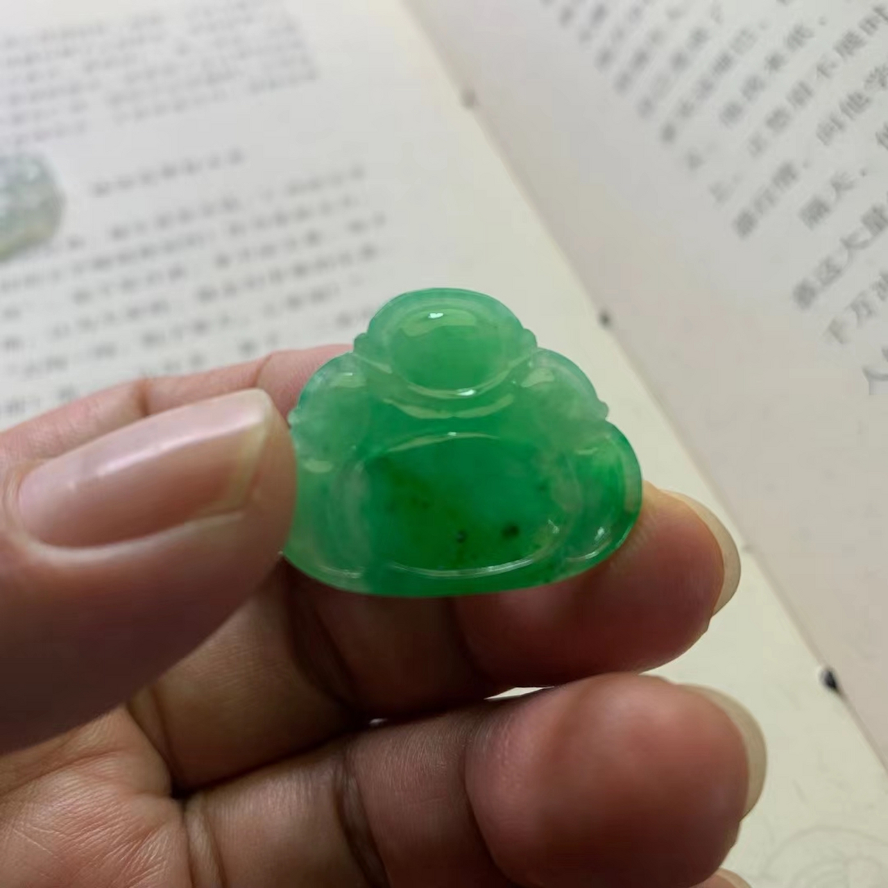 缅甸天然翡翠果绿色佛公尺寸约为27.9×23.5×3.8 特价16800