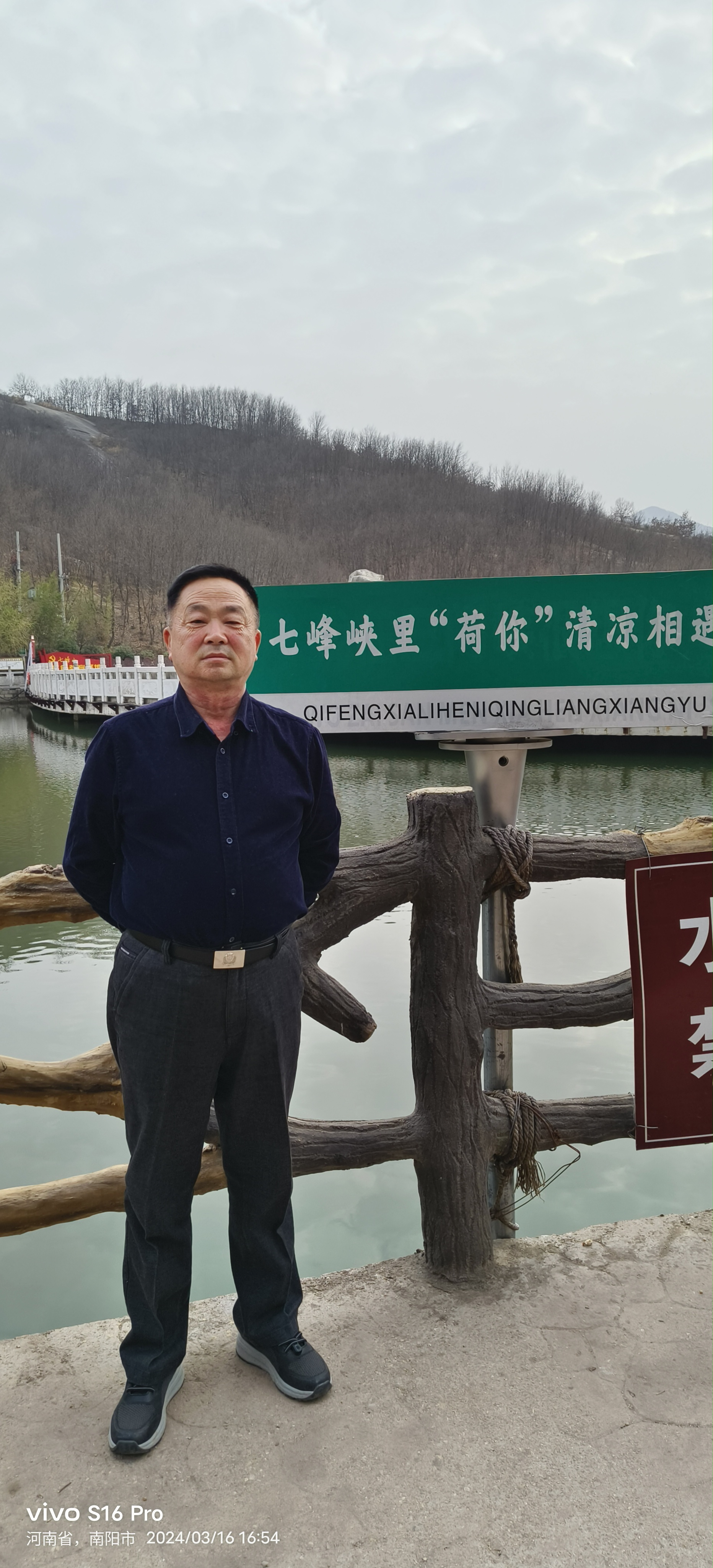 "在这宁静的湖畔,短发随风轻舞,仿佛与这片绿色融为一体