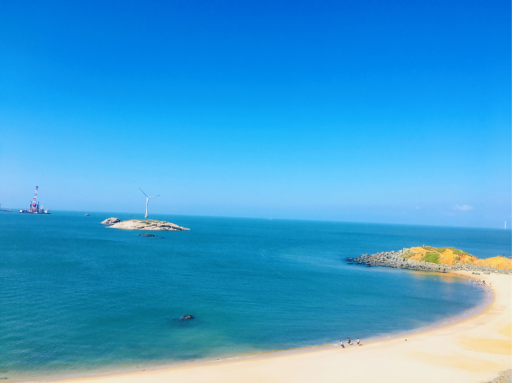 高山大海,青山碧水 烈风骄阳,蓝天白云 还有那优美的海岸线,细软的
