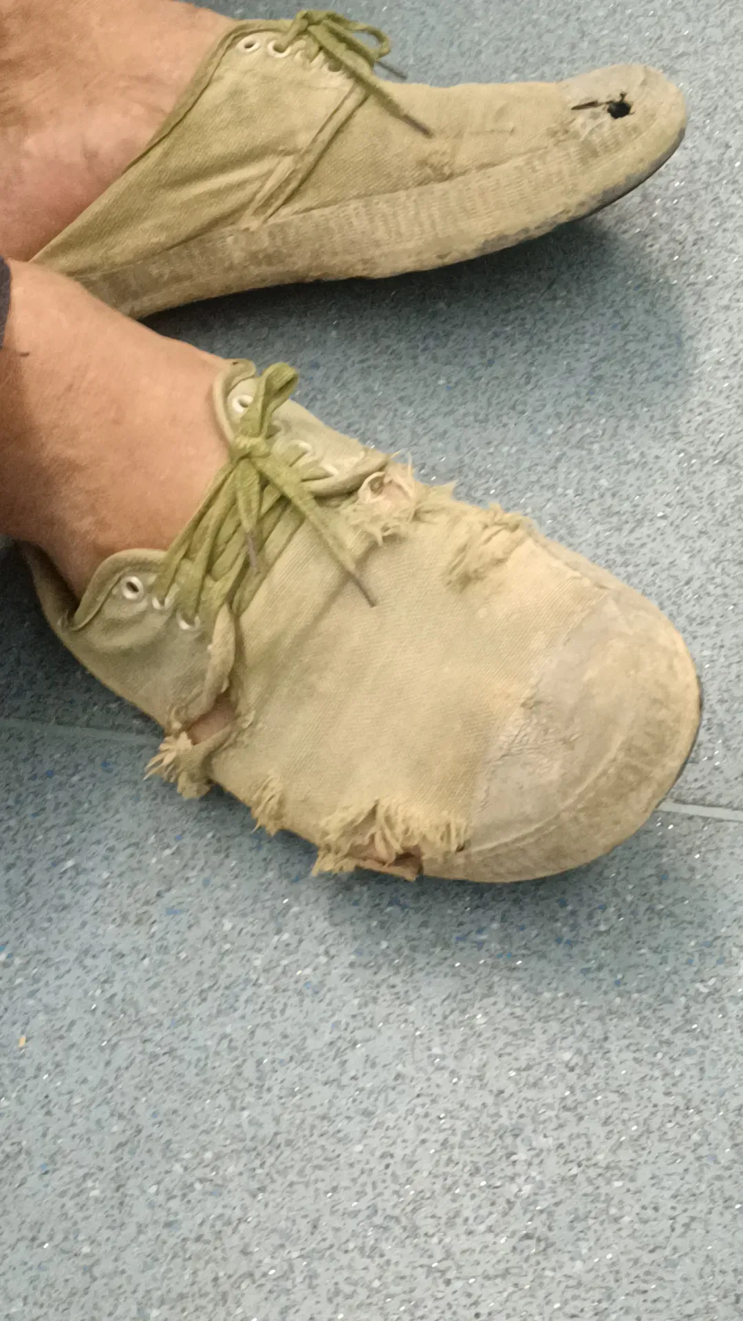 地铁门打开的瞬间,那双露出脚趾的旧布鞋格外刺眼