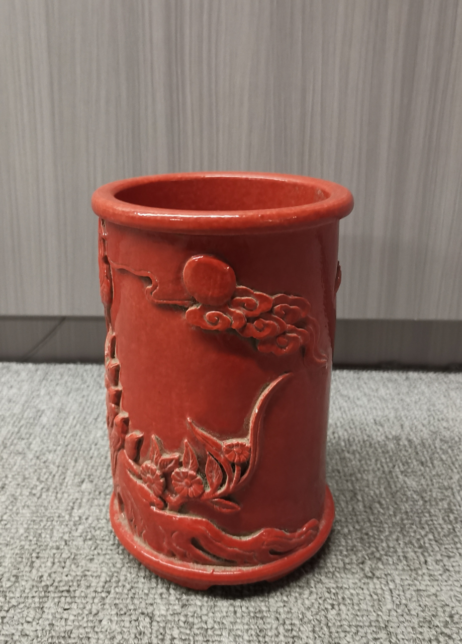 陈国治雕瓷赏析         此笔筒可玩之处在于:名家作品,文房器,珊珊红