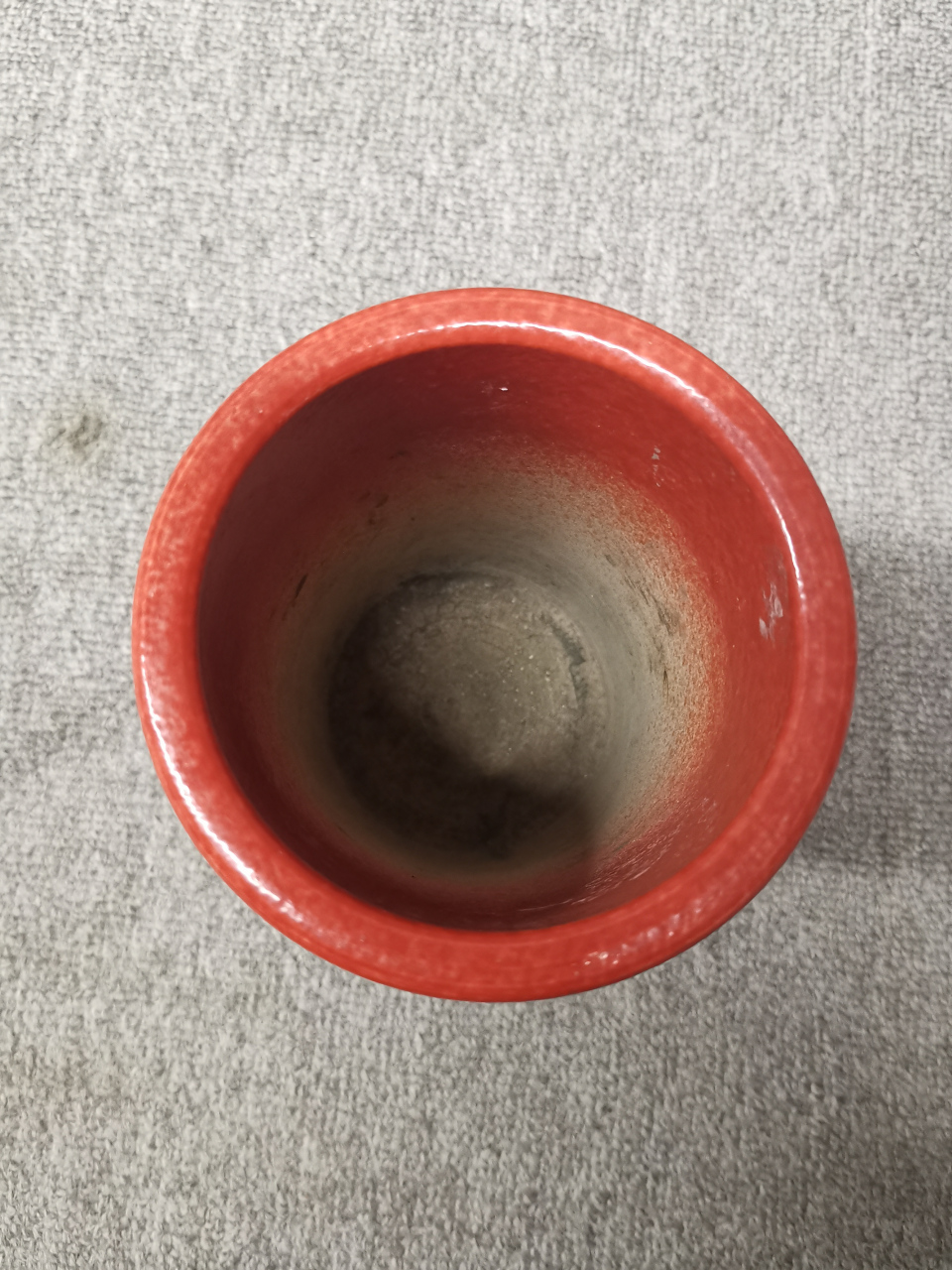 陈国治雕瓷赏析         此笔筒可玩之处在于:名家作品,文房器,珊珊红