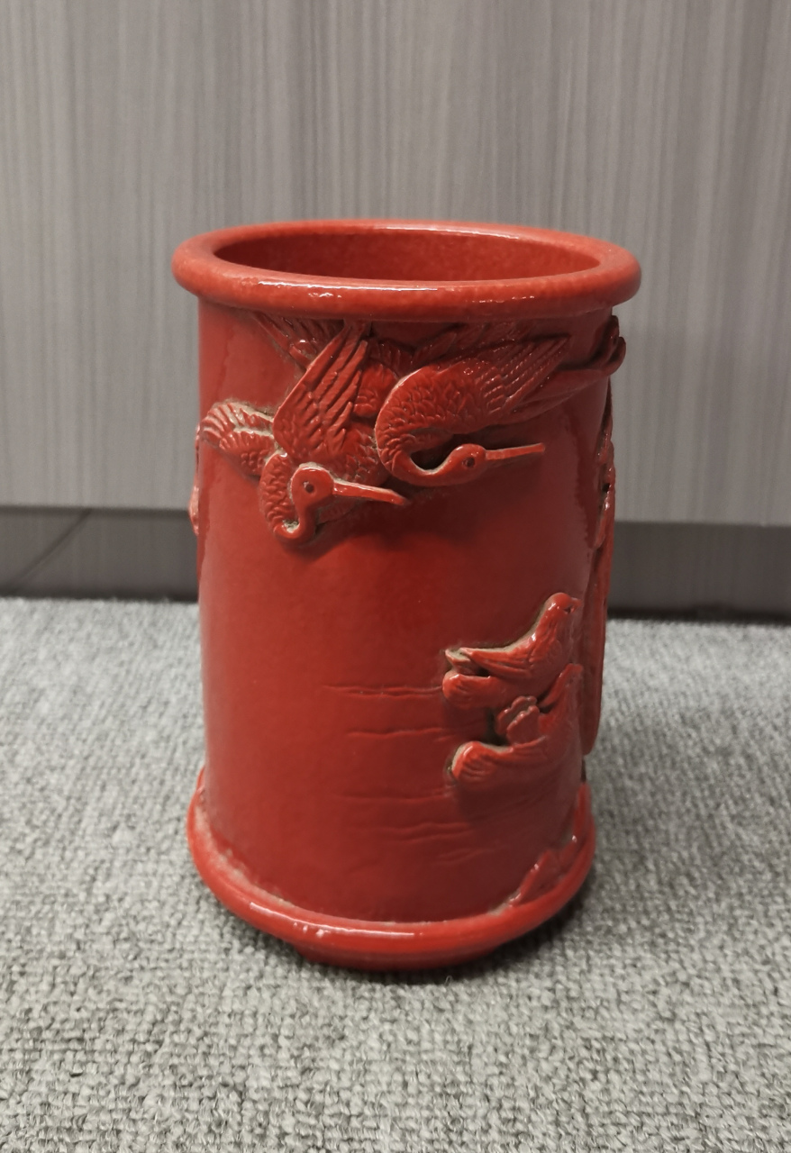 陈国治雕瓷赏析         此笔筒可玩之处在于:名家作品,文房器,珊珊红