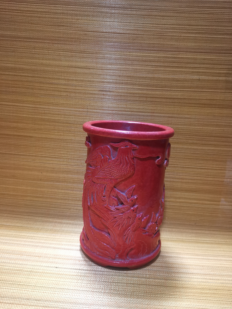 陈国治雕瓷赏析         此笔筒可玩之处在于:名家作品,文房器,珊珊红