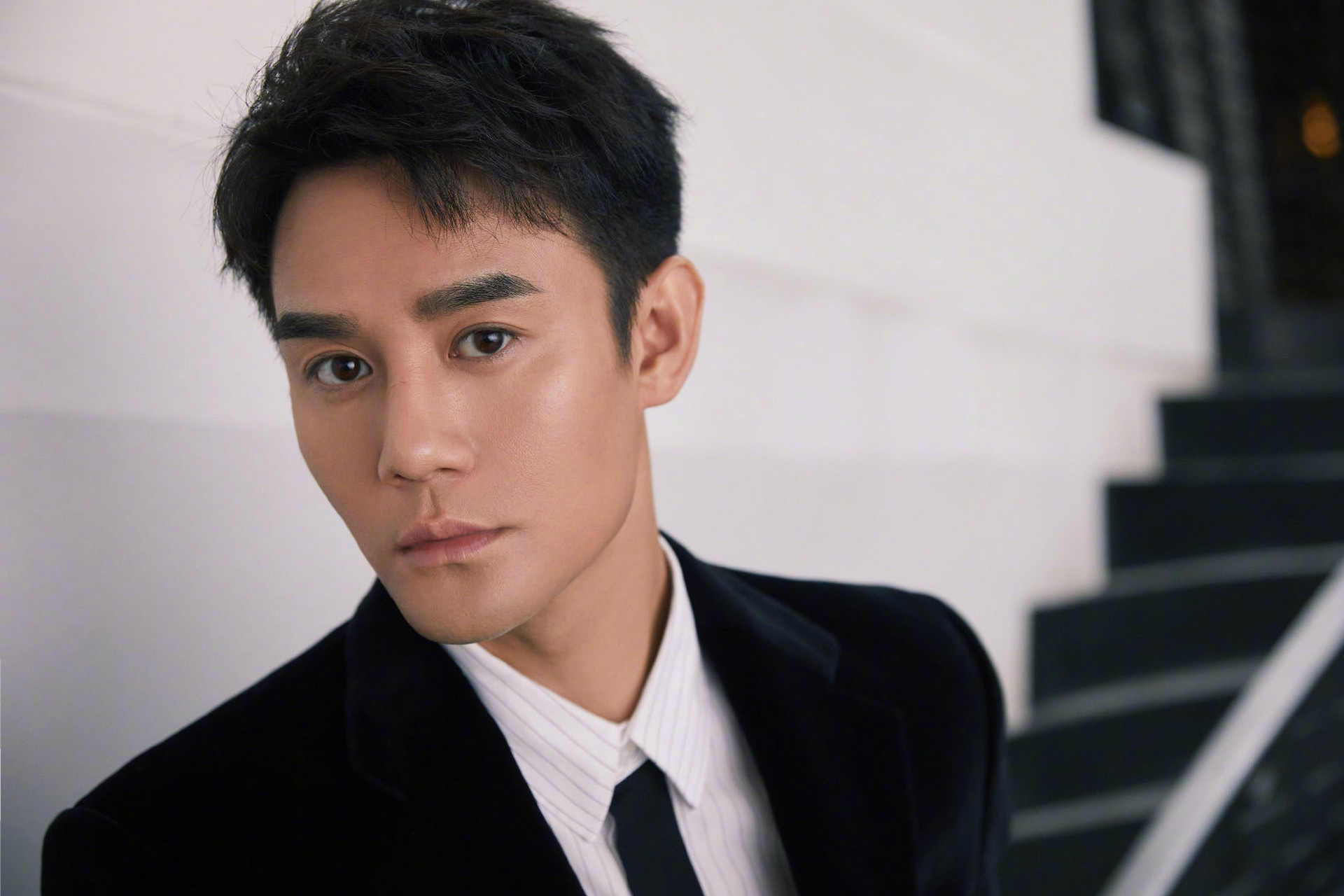 王凯今晚时装之夜造型图集,身穿stella mccartney黑色丝绒西服套装