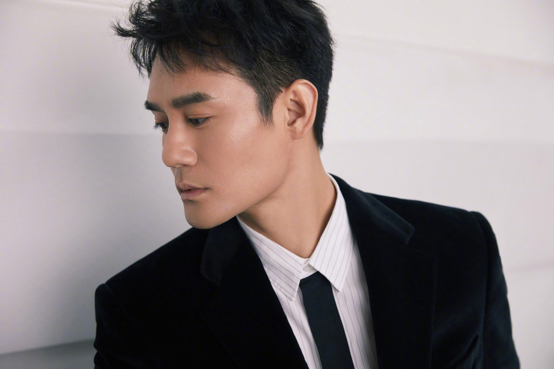 王凯今晚时装之夜造型图集,身穿stella mccartney黑色丝绒西服套装