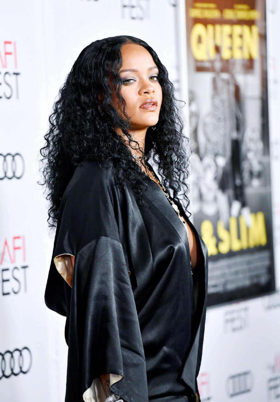 rihanna 著名"女企业家" 亮相电影《皇后与瘦子》洛杉矶首映礼红毯