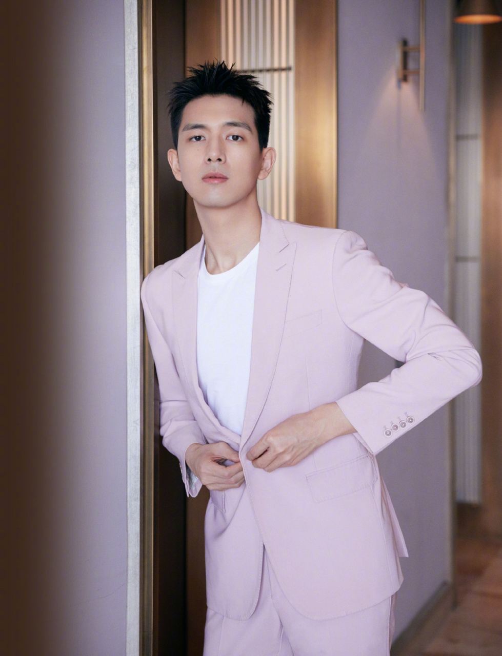 李现粉色西装搭白色t恤,浪漫甜腻 利落阳光刺猬头清清爽爽干干净净