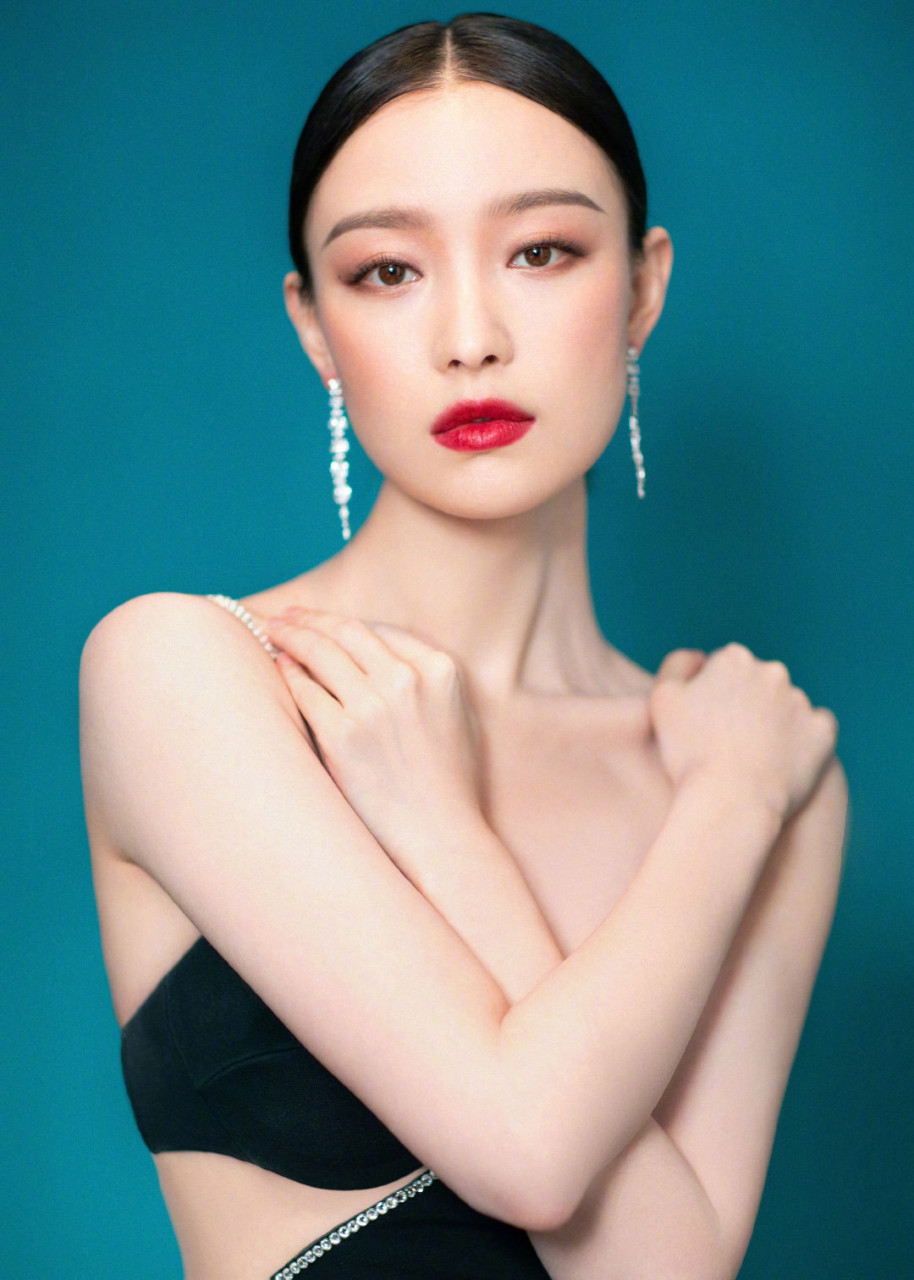 倪妮今晚cosmo时尚美丽盛典,david koma镂空剪裁的礼服,把曼妙曲线